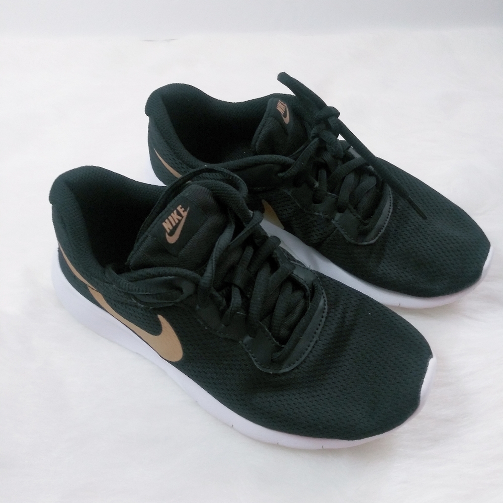 Nike Tanjun Kid's Youth size 4Y running shoes.